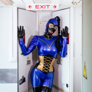 *Azure Enigma* Kostüm von Savage Wear und Maske von Feitico