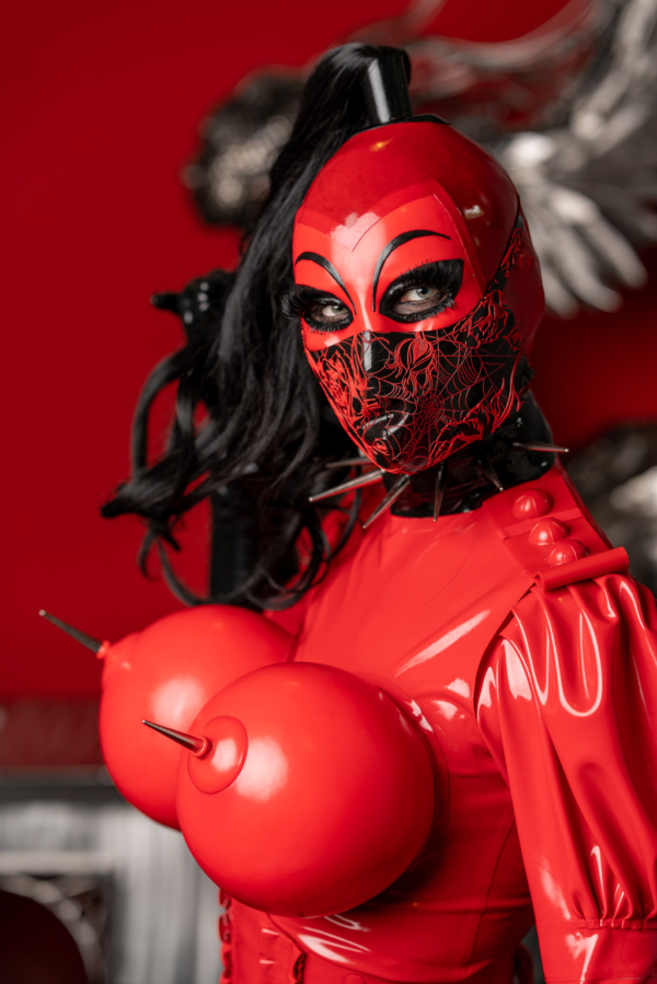 "Venus in Red" Einzigartiges Latex Kunstwerk von Bea und Frank Miersch – Bild 4