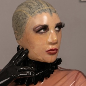 “Glass Veil” – transparente Latex Maske mit Schulteransatz in M von Bea Miersch