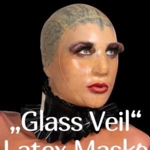 “Glass Veil” – transparente Latex Maske mit Schulteransatz in M von Bea Miersch