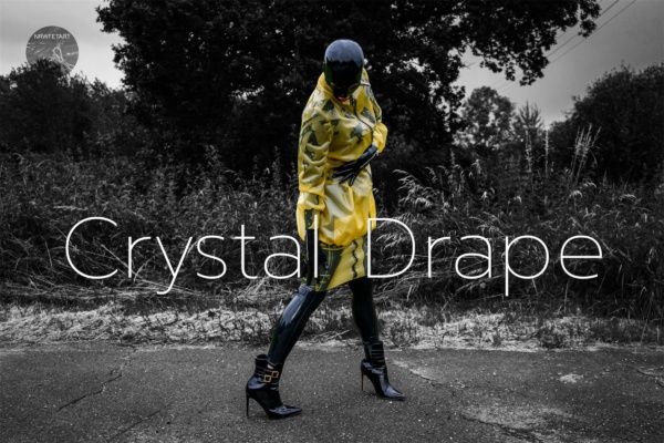 „Crystal Drape“ – Transparenter Latexmantel (0.6 mm) by Bea Miersch